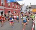 Bild: bey
Startschuss am Marktplatz: Der Stadtlauf Pleystein 2018 beginnt.