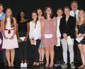 Bild: heb
Die besten Absolventen aus den Klassen 9a/9b und den beiden M10-Klassen stellten sich mit Rektor Wilhelm Trisl (Zweiter von rechts) und 2. Bürgermeister Peter Gold (links) zum Foto. (Von links nach rechts) Maria Feil, Lena Heilig, Leon Stohlmann, Maria Prockl, Lidia Misgana, Viola Janz, Laura Schneider, Jasmin Schiener, Jakob Zahn, Fabian Steiner und Angelika Forster.