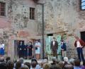 Bild: gi
Die klassische Komödie von William Shakespeare präsentierte das Landestheater Oberpfalz unter der Regie von Till Rickelt auf Schloss Burgtreswitz. Die Zuschauer waren begeistert und dankten mit großem Applaus.