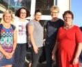 Bild: es
Über die großzügige Spende freuen sich Lehrerin Karin Uhl (links), Lehrer Thomas Troidl und Rektorin Ulrike Uhlemann (von rechts). Den Betrag überreichen Edeltraud Zitzmann, Bernadette Stock und Karin Bartmann (hinten, von links).