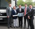 Bild: njn
Schlüsselübergabe für das neue MAN-Fahrzeug. Auf dem Bild (von links) Geschäftsführer Martin Schmid, Bürgermeister Hans Donko, der bayerische Staatsminister Franz Josef Pschierer, MAN-Regionalleiter Martin Zaindl und Professor Dr. Alexander Pflaum.