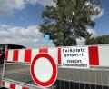 Bild: Wolfgang Steinbacher
Während in der Stadt Amberg schon an einem Konzept zum Umgang mit dem Eichenprozessionsspinner gearbeitet wird (im Bild ein gesperrter Parkplatz bei Ammersricht), ärgert sich ein AZ-Leser über die Aussage von Bürgermeister Josef Reindl im Kreisausschuss, dass es sich um ein mehr mediales denn reales Problem handle.