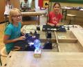 Bild: u
Techniktag mit Conrad Education in Hirschau: Die Dritt- bis Sechstklässler dürfen selbst eine Taschenlampe zusammenlöten. Auch die im Vordergrund brennende Magic-Light-Lampe wurde von den Kindern gebaut.