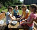 Bild: gsr
Die Kinder der OGV-Nachwuchsgruppe basteln Lavendelsäckchen.