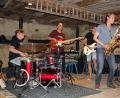 Bild: exb
In wechselnder Besetzung auf der Bühne: Bei der von Martin Dilling organisierten Jam-Session „beim Taubnschuster“ darf jeder mitmachen – egal welchen Alters und musikalischen Niveaus. Unser Bild zeigt den spontanen Auftritt eines neu hinzugekommenen Saxofonisten beim Titel „Yakety Sax“.
