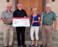 Bild: is
Vorsitzender der Chorgemeinschaft St. Georg, Hans Sattler (von links), Stadtpfarrer Edmund Prechtl, stellvertretende Vorsitzende der Chorgemeinschaft, Erna Schilling, und Musikalischer Leiter Richard Waldmann sind über die Spende dankbar.