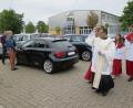 Bild: luk
Nach dem ersten Sonntagsgottesdienst segnet Stadtpfarrer Konrad Amschl die Fahrzeuge auf dem Schulplatz.
