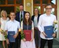Bild: usc
Rektorin Gabriele Krettner, Bürgermeister Alwin Märkl und Konrektorin Andrea Widder (hinten, von links) freuen sich mit den Schulbesten (vorne, von links) Johannes Bauer (1,2), Rebecca Hiller (1,4) und Jannik Schmidl (1,5).