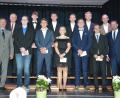 Bild: jr
Die besten Absolventen an der Realschule im Stiftland bekommen Auszeichnungen. Unser Bild zeigt (erste Reihe, von links) Schulleiter Stephan Drexler, Viktor Milbauer, Lukas Eckert, Annalena Häring, Julian Brandner, Tim Bächer und Reiner Summer sowie (hintere Reihe, von links) Landratsvertreter Günter Kopp, Jakob Lippert, Manuel Frank, Fabian Zeidler, Michael Schicker und Bürgermeister Bernd Sommer.