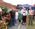 Bild: sei
Hugo Diehl (rechts) organisiert den Wettbewerb im Pfunds-Stamm-Sägen. Platz eins geht an Dieter Nikol (links), gefolgt von Erna Hamm (Dritte von links) und Jan Diehl (Dritter von rechts)