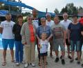Bild: jr
Am Samstagvormittag fand die Siegerehrung des 24-Stundenschwimmens statt, wobei allerdings nur noch wenige aktive Schwimmer da waren. Bürgermeister Bernd Sommer (4. von rechts), Schwimm-Abteilungsleiter Wolfgang Achatz (links), TVW-Vorsitzende Silvia Stark (rechts) und Beatrix Rustler (3. von rechts) zeichneten die fleißigsten Schwimmer aus.