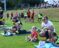 Bild: lik
Zum Saisonabschluss der D-Jugend ist auf dem Gebenbacher Fußballplatz eine Laser-Schießanlage für Kinder aufgebaut. Weltmeister Andi Birnbacher (rechts, in der Hocke) gibt den Nachwuchs-Fußballern persönlich Tipps.
