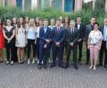 Bild: mfh
Der stellvertretende Landrat Hans Kummert, Bürgermeister Michael Göth und die Vorsitzende des Elternbeirats Silke Pirner (von rechts) gratulieren den 17 Schulbesten persönlich für ihre Leistung.