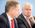 Bild: Michael Kappeler/dpa
Horst Seehofer (CSU, rechts), Bundesminister für Inneres, Heimat und Bau, mit Hans-Georg Maaßen, dem Präsidenten des Bundesamtes für Verfassungsschutz, bei der Vorstellung des Verfassungsschutzberichtes 2017.