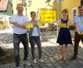 Bild: exb
Manfred Wilhelm (Büro Wilhelm), Marina Meixner (Tourist-Information), Simone Plail und Thomas Eichenseher (Stadtmarketing Amberg) präsentieren die neuen Werbeartikel zum Luftkunstort.