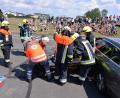 Bild: sei
Bei der Schauübung zum Abschluss des Sicherheitstages erleben Schüler, Lehrer und Eltern, wie harmonisch BRK und Feuerwehr zusammenarbeiten.