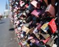 Bild:  Federico Gambarini/dpa
Liebesschlösser hängen an der Hohenzollernbrücke. Die Abertausend Liebesschlösser auf der Kölner Hohenzollernbrücke sollen alle aus Sicherheitsgründen und zum Korrosionsschutz verschwinden.