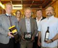 Bild: Hirsch
Ernst Schober, OB Andreas Feller, Iris Simbeck, Robert Valenti und Vladimir Vlcek (von links) bedankten sich bei Rektor Günter Portner (Dritter von rechts) für die Unterstützung der Schulpartnerschaft Schwandorf-Sokolov.
