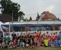 Bild: dob
Ein F-Junioren-Turnier bereichert das Sommerfest auf dem SV-Gelände. Die Kicker der SG Vohenstrauß/Altenstadt (Mitte) holen den Pokal.