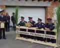 Bild: mmj
Stadlerns Feuerwehr-Vorsitzender Michael Riedl (knieend, Zweiter von links) trug der Schönauer Wehr die Bitte um Übernahme der Ehrenpatenschaft vor.