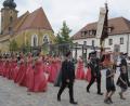 Bild: Werner Schulz
Im Heer der dunkelblauen Uniformen markieren die Festdamen – hier die Hirschauer – mit ihren Festgewändern leuchtende Farbtupfen.