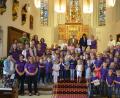 Bild: exb
Beim Abschlussgottesdienst des katholischen Kinderhaus „Unsere liebe Frau“ zeigten die Kinder, wie schön sie singen können. Weil sich auch die Erzieherinnen im musikalischen Bereich fleißig fortbilden, gab erhielt Kindergartenleiterin Monika Zeitler von Carusos-Fachberaterin Kamila Härtl und Horst Schultes vom Fränkischen Sängerbund (oben Mitte, von rechts) die Carusos-Auszeichnung. Das Kinderhaus darf den Titel für drei Jahre tragen.