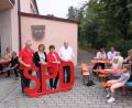 Bild: den
Bürgermeister und Ortsvorsitzender Uli Roth, Landtagskandidatin Jutta Deiml, Bezirkstagskandidatin Brigitte Scharf und SPD-Kreisvorsitzender Rainer Fischer vor dem Foyer der Turnhalle
