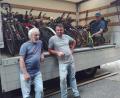 Bild: lep
30 Räder sind in der Verladestation in Burggrub angekommen. Hans Karl (von links) von der Aktion „Für das Leben und die Hoffnung“, Piotr Cieslak und Josef Kellner, der die Fahrräder mit einem Lastwagen in Oettingen abgeholt hat, freuen sich.