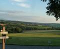 Bild: Gertraud Portner
Auf dem Jakobsweg bei Fuchsberg wartet eine tolle Fernsicht.