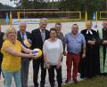 Bild: Kunz
Der Turnerbund weihte am Sonntag die neuen Beachvollyball-Plätze ein. V.l. Georg Binner, Dagmar Nachtigall, Reinhard Meier, Bernhard Schlicht, Ilona Lux-Rath, Herbert Tischler, Klaus Kunz, Pfarrerin Stephanie Endruweit, Pfarrer Peter Brolich und Peter Rathgeber.