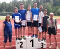 Bild: lst
Stellvertretende BLSV-Kreisvorsitzende Manuela Kreis (links) und Sportlehrer Markus Staschewski (rechts) zeichnen in Neustadt/WN unter anderem auch die Sieger des Orientierungslaufs der 9. Klassen aus.