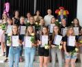 Bild: ohr
13 Mädchen der Naabtal-Realschule beteiligten sich an der „Girls´ Day Akademie Nabburg“. Realschuldirektorin Hannelore Reil-Heining (hinten, Vierte von links) überreichte mit weiteren Verantwortlichen die Zertifikate für herausragendes Engagement.