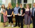 Bild: exb
Ausgezeichnet wurden die Schulbesten im Quali. Im Bild (von links) Klassenleiterin Nadine Meiler, Lena Haberkorn (Note 2,2), Thomas Weiß (Note 2,1), Schmitz Marlon (Note 1,9), Rektorin Gisela Kastner und Bürgermeister Roland Grillmeier.