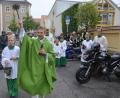 Bild: Kunz
Stadtpfarrer Markus Schmid segnet die Bikes der Gottesdienstbesucher.