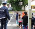 Bild: mez
Das richtige Verhalten im Straßenverkehr zeigte Polizeihauptmeister Carsten Landgraf bei seinem Besuch im Kindergarten.
