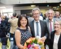 Bild: Gabi Schönberger
Helmut Matejka (Zweiter von links) geht in den Ruhestand. Umringt von Ehefrau Heidi (links), Oberbürgermeister Kurt Seggewiß und seiner Stellvertreterin Edith Lippe (rechts) nimmt der Schulleiter des Augustinus-Gymnasiums Abschied von der Schulfamilie.