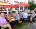 Bild: is
Bei Kaffee und Kuchen lassen es sich die Senioren beim Sommerfest des Altenheims St. Josef gut gehen.