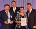 Bild: StMWi/Siegbert Heuser/exb
Den Preis "Bayerns Best 50" nahmen die Geschäftsführer des Liebensteiner Kartonagenwerk, Bernhard Schön (links) und Elfriede Schön, entgegen.