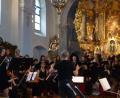 Bild: tie
Auftritt in der Miesbergkirche: das gesamte Ensemble mit Solistin Astrid Panaget (links) und Dirigenten Johannes Windisch.