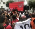 Bild: Christoph Sator/dpa
Bei einer Autogrammstunde des FC Arsenal in Singapur zeigt ein Fan ein Nationaltrikot von Mesut Özil (auf dem Podium, rechts). Zu seinem Rücktritt und seinen Vorwürfen sagte er nichts.