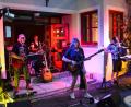 Bild: mde
Die Band "Farmers Five" heizt beim Kemnather Feuerwehrhaus so mächtig ein.