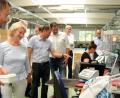 Bild: Stephan Huber
Staatssekretärin Rita Hagl-Kehl (Zweite von links) informierte sich über die Produktion bei Elasto-Form, die in Konkurrenz zu chinesischen Erzeugnissen steht.