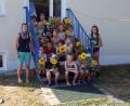 Bild: exb
Die Kinder der Turngruppe „Fitte Kids“ – erste bis dritte Klasse – danken mit Sonnenblumen den Helfern.