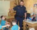 Bild: rpp
Polizist Carsten Landgraf zeigt den interessierten Vorschulkindern seine Ausrüstung.