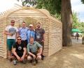 Bild: bsc
Beim Bürgerfest zog der Pavillon die Besucher magisch an. Erwin Bächer (hinten, Zweiter von rechts) baute zusammen mit den Stoawaldlerern (hinten von links) Michael Rauh, Christoph Pappenberger und Andreas Trottmann sowie (vorne von links) Kevin Radimerski und Jonas Henze das Schmuckstück, das an den Festtagen fest in Kinderhand war.