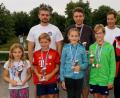 Bild: bey
Stefan Reindl (links) und Martin Haberkorn (rechts) von der Wasserwacht ehren die Stadtmeister Fiona Vater, Leopold Bausch, Hanna Weig, Jule Kreutzmeier, Johanna Ach, Thomas Schödl (vorne, von links) und Alfred Vater (hinten, Mitte)..