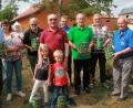 Bild: wro
Am Ziel in Mitterteich gab es für jede Gruppe Zoiglbier. Für die teilnehmerstärkste Gemeinschaft aus Wiesau nahm Vorsitzender Reimund Frech (Mitte, mit seinen Enkeln) zwei Fässchen in Empfang. Mit im Bild Kreisvorsitzender Otmar Zeitler (Zweiter von rechts) und Mitterteichs Siedlerchef Josef Fennerl (Vierter von links).