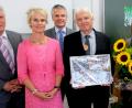 Bild: le
Musik, Laudationes, Gedichte und Lieder gab es bei der offiziellen Abschiedsfeier für Rektor Peter Steigner. Von links: Bürgermeister Günter Stich, Schulamtsdirektorin Christine Söllner, Bürgermeister Thomas Meiler, Rektor Peter Steigner, Ehefrau Agnes, Lehrerin Marianne Hauke und Konrektor Rudi Schneider.