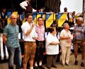Bild: arw
Der Erlös aus den Benefizspiel wird beim Bürgefest übergeben: Roland Kusche, Armin Aichinger, Wolfgang Schwarz, Amanda Castillo-Schmidt, Erna Hauer und Bürgermeister Rupert Troppmann (von links).