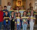 Bild: az
Diese Kinder gestalteten einen eigenen und gelungenen Wortgottesdienst zum Annafest. Mit im Bild Initiatorin Gemeindereferentin Christine Gössl und Stadtpfarrer Bernhard Müller, der sich darüber freute.